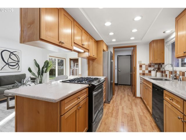 922 Ne DONELSON Rd, Hillsboro, OR 97124