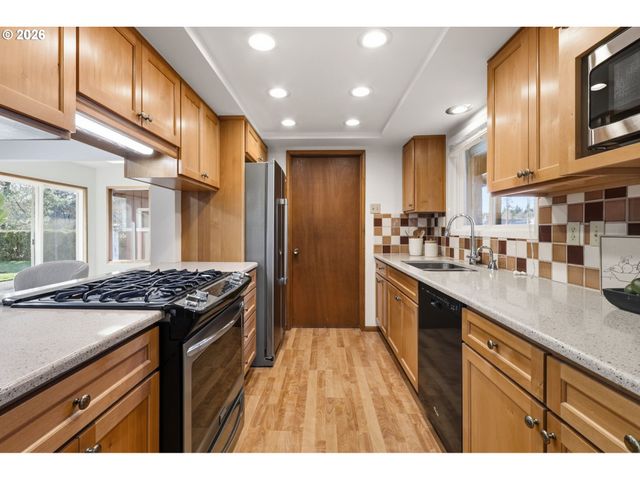 922 Ne DONELSON Rd, Hillsboro, OR 97124