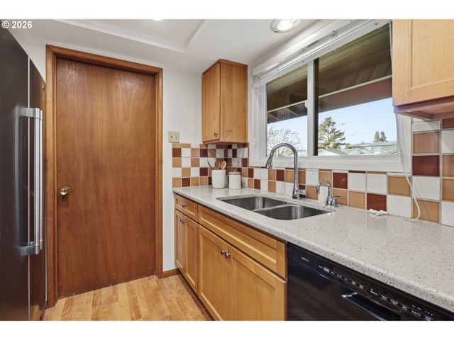 922 Ne DONELSON Rd, Hillsboro, OR 97124