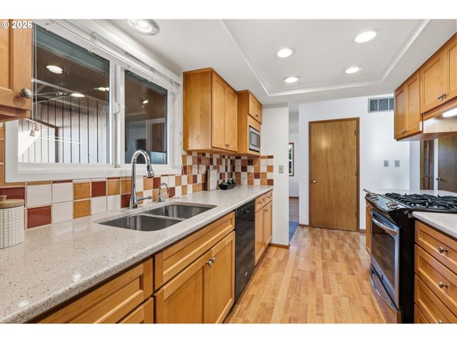 922 Ne DONELSON Rd, Hillsboro, OR 97124