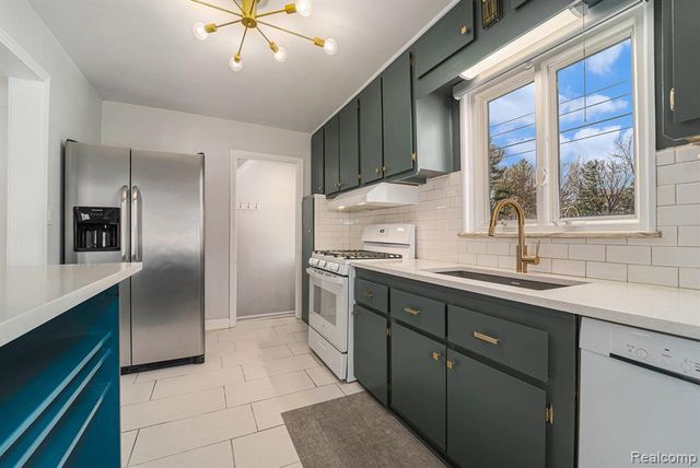 1404 E 14 Mile Road, Royal Oak, MI 48073