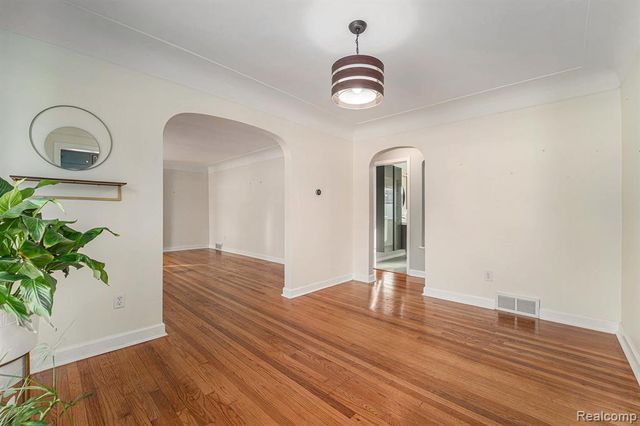 1404 E 14 Mile Road, Royal Oak, MI 48073