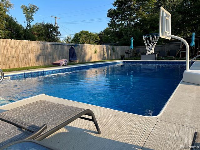 1404 E 14 Mile Road, Royal Oak, MI 48073