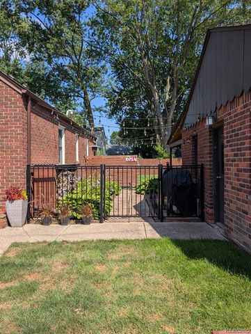 1404 E 14 Mile Road, Royal Oak, MI 48073