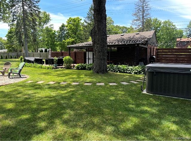 1404 E 14 Mile Road, Royal Oak, MI 48073