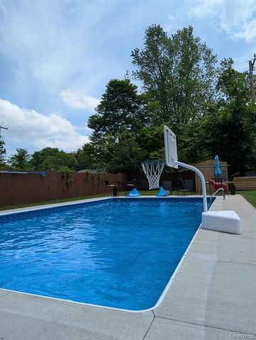 1404 E 14 Mile Road, Royal Oak, MI 48073