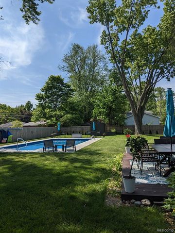 1404 E 14 Mile Road, Royal Oak, MI 48073