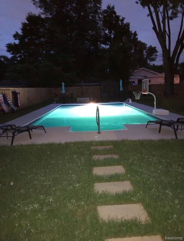 1404 E 14 Mile Road, Royal Oak, MI 48073