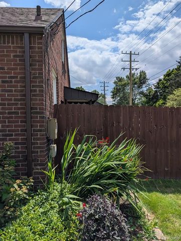 1404 E 14 Mile Road, Royal Oak, MI 48073