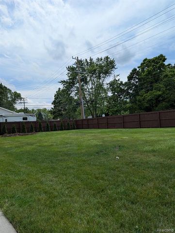 1404 E 14 Mile Road, Royal Oak, MI 48073