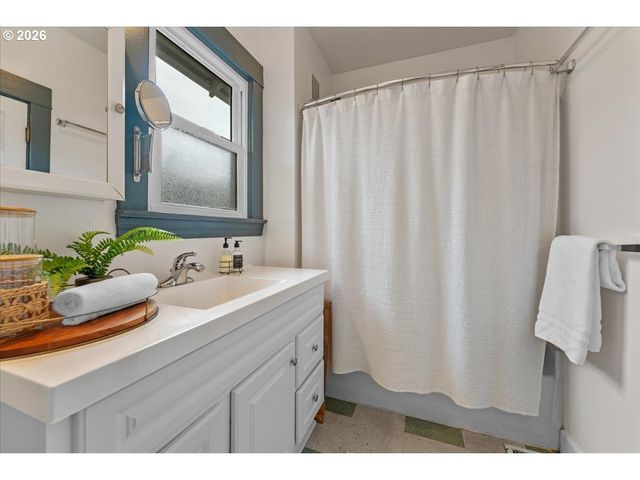 8547 N OSWEGO Ave, Portland, OR 97203