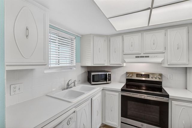 801 83RD AVENUE N 118, St Petersburg, FL 33702