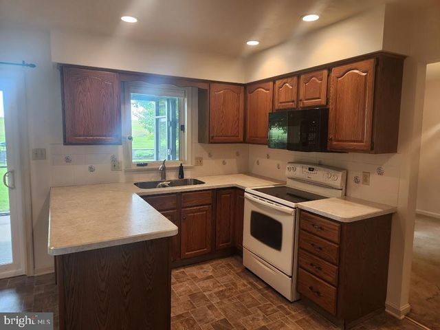 404 MENTZER AVE, New Holland, PA 17557