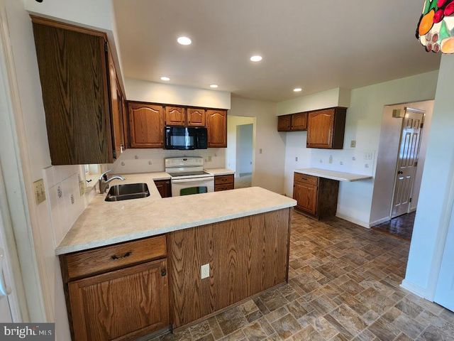 404 MENTZER AVE, New Holland, PA 17557