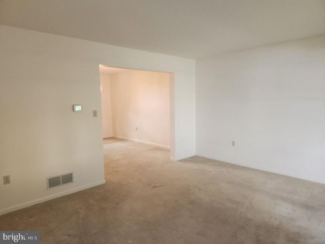 404 MENTZER AVE, New Holland, PA 17557