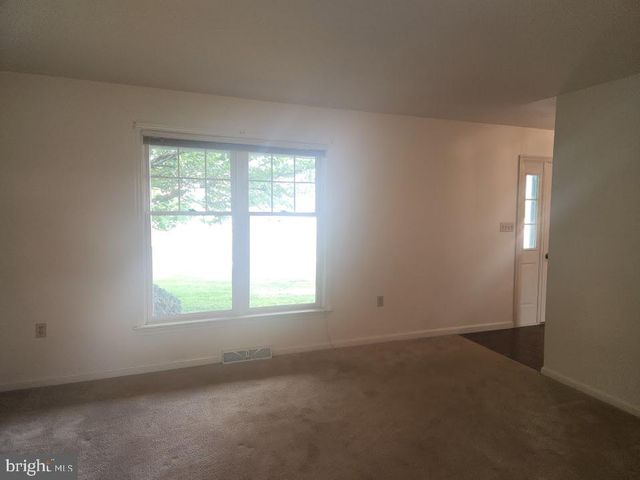 404 MENTZER AVE, New Holland, PA 17557