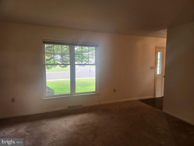 404 MENTZER AVE, New Holland, PA 17557