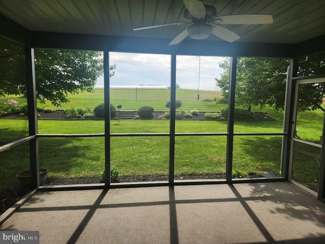 404 MENTZER AVE, New Holland, PA 17557