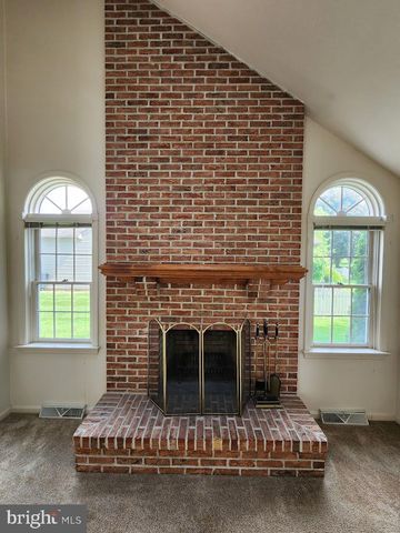 404 MENTZER AVE, New Holland, PA 17557
