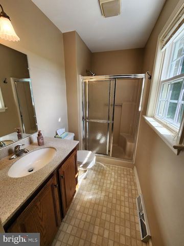 404 MENTZER AVE, New Holland, PA 17557