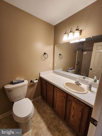 404 MENTZER AVE, New Holland, PA 17557