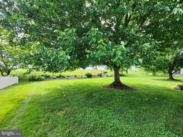 404 MENTZER AVE, New Holland, PA 17557