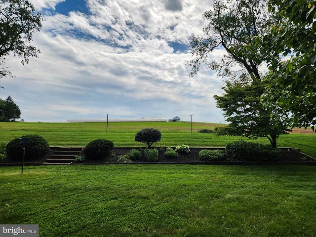 404 MENTZER AVE, New Holland, PA 17557