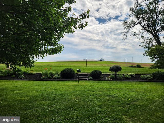 404 MENTZER AVE, New Holland, PA 17557