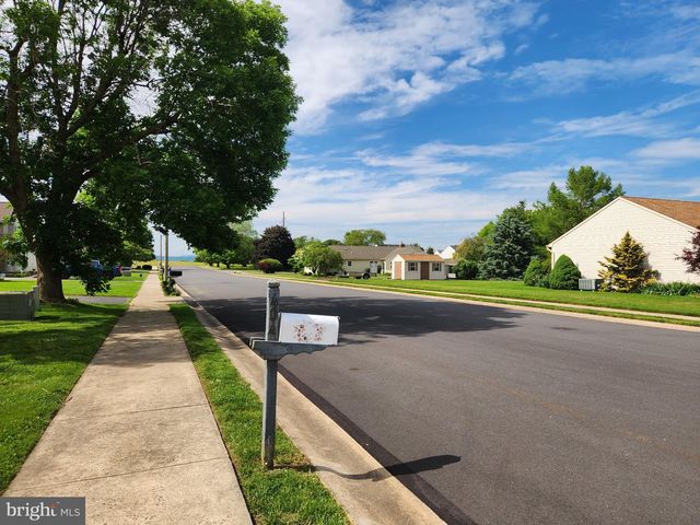 404 MENTZER AVE, New Holland, PA 17557