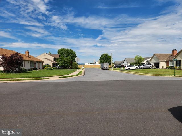 404 MENTZER AVE, New Holland, PA 17557