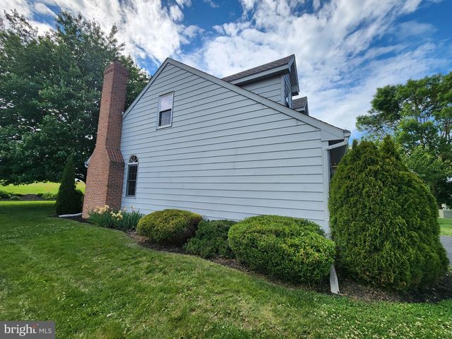 404 MENTZER AVE, New Holland, PA 17557
