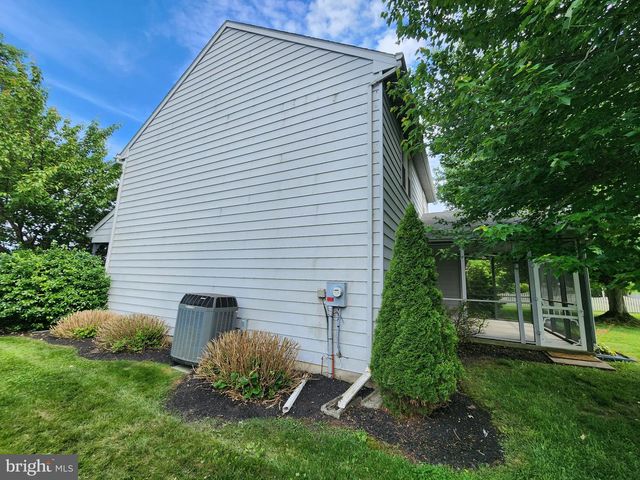 404 MENTZER AVE, New Holland, PA 17557