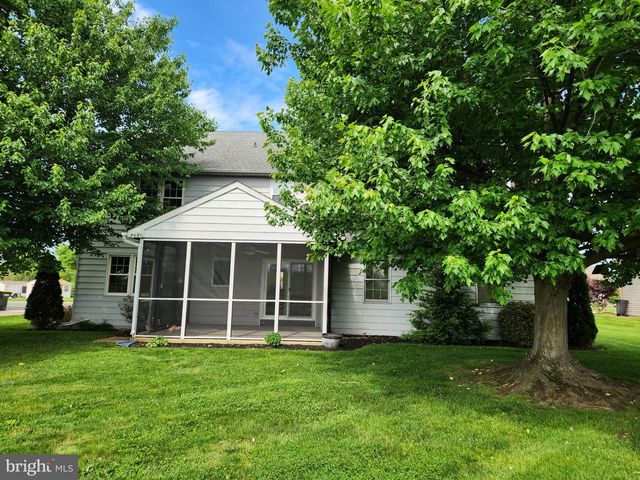 404 MENTZER AVE, New Holland, PA 17557