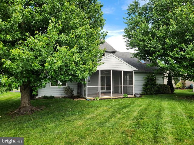 404 MENTZER AVE, New Holland, PA 17557
