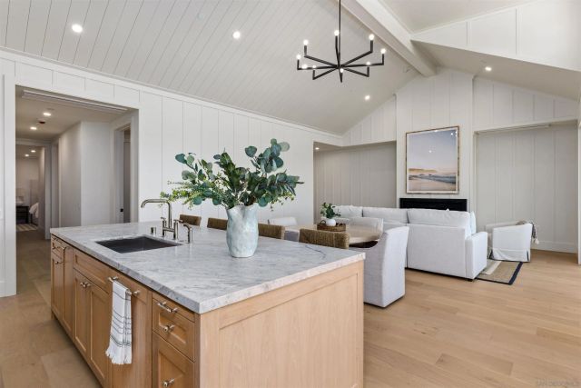747 Orange Ave 302, Coronado, CA 92118