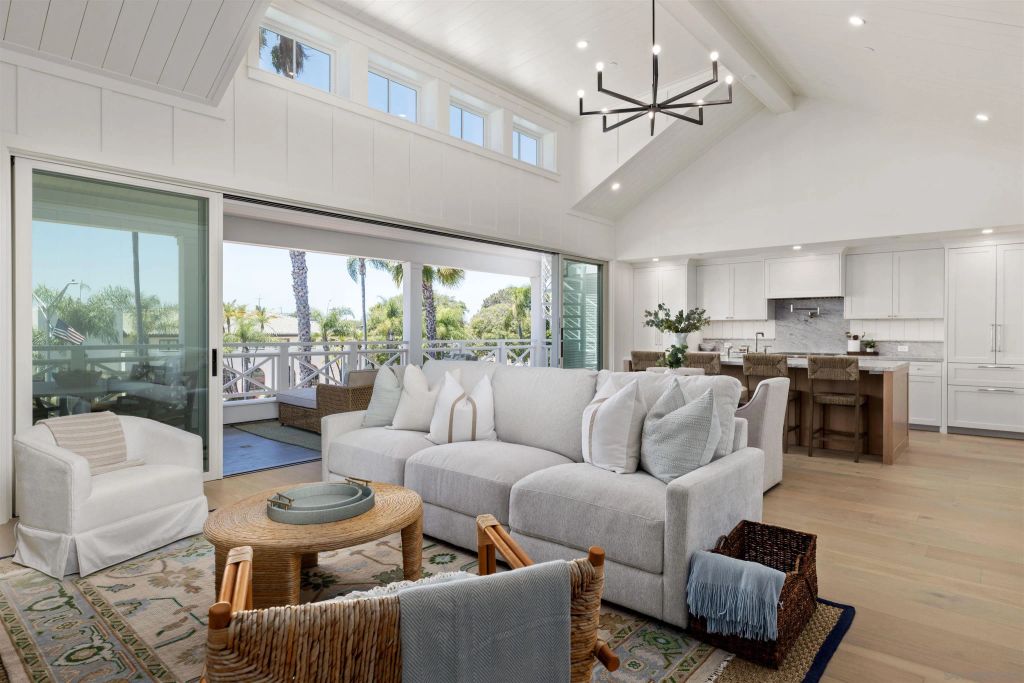747 Orange Ave 302, Coronado, CA 92118