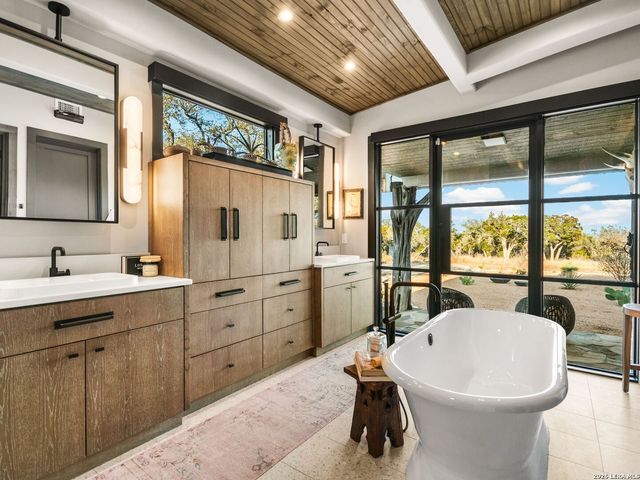 1191 Saddleback Ridge, Bandera, TX 78003