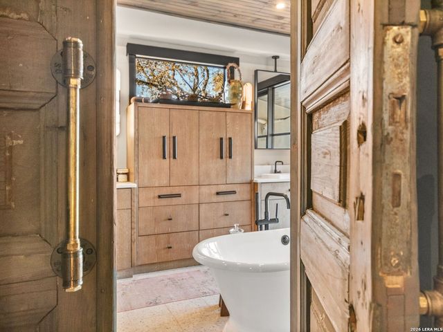 1191 Saddleback Ridge, Bandera, TX 78003