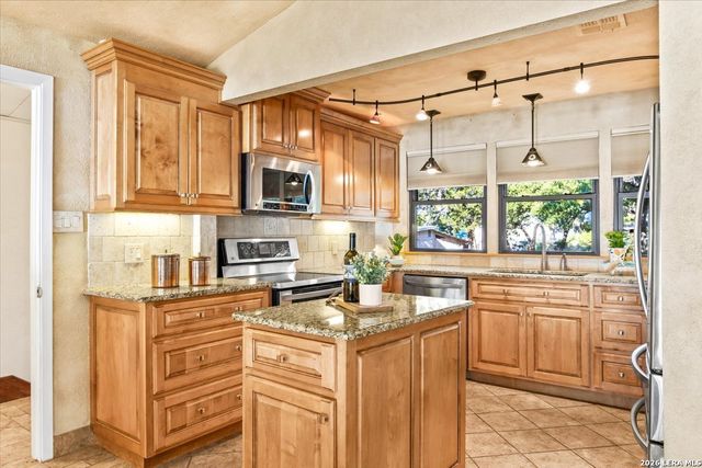 781 Lookout Dr, Lakehills, TX 78063