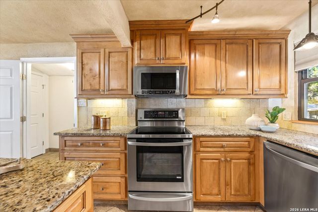 781 Lookout Dr, Lakehills, TX 78063