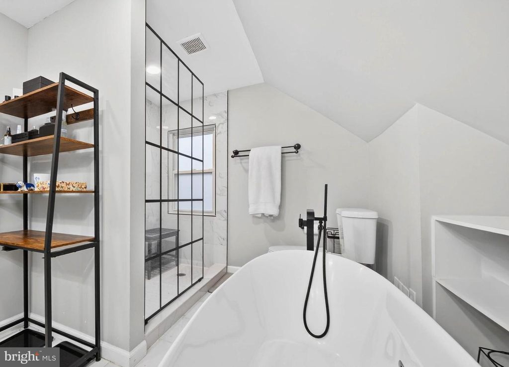 Image 10 of property listing at 303 E MELROSE AVE, Baltimore, MD 21212