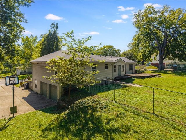 2906 NE Russell Road, Kansas City, MO 64117