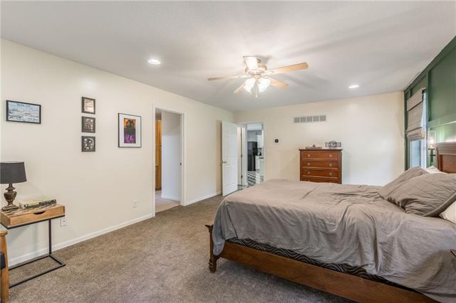 2906 NE Russell Road, Kansas City, MO 64117