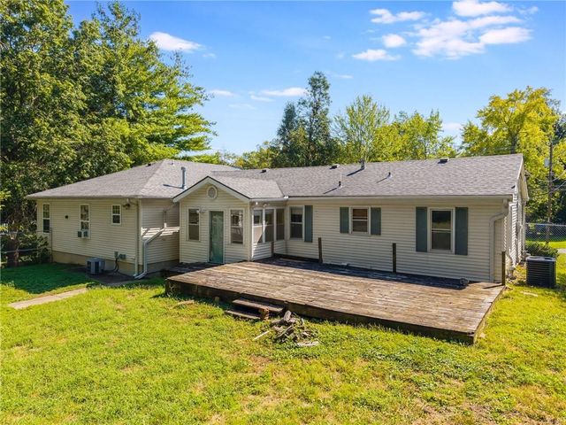 2906 NE Russell Road, Kansas City, MO 64117