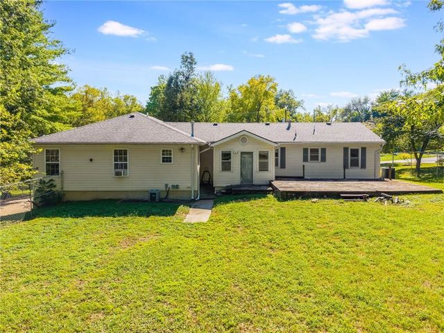 2906 NE Russell Road, Kansas City, MO 64117