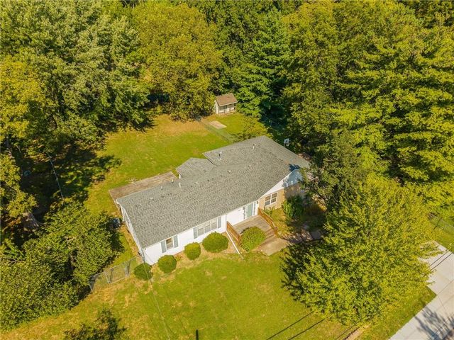 2906 NE Russell Road, Kansas City, MO 64117