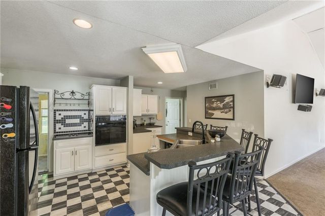 2906 NE Russell Road, Kansas City, MO 64117