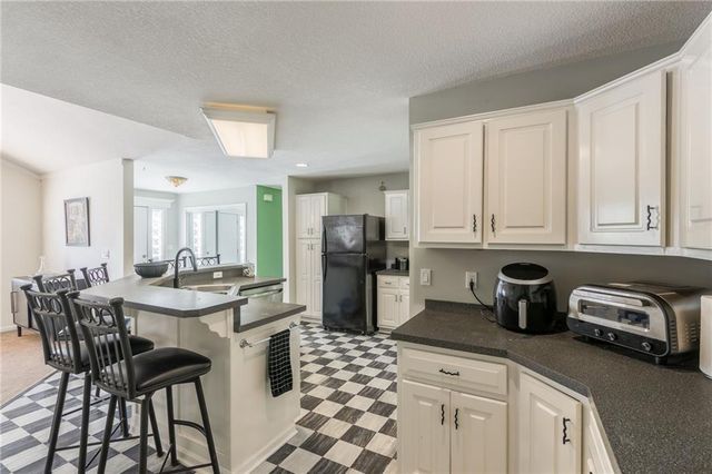 2906 NE Russell Road, Kansas City, MO 64117