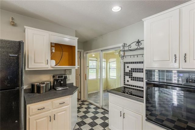 2906 NE Russell Road, Kansas City, MO 64117