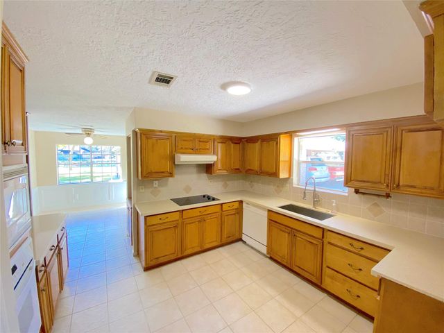 15102 Lakeview Dr, Jersey Village, TX 77040